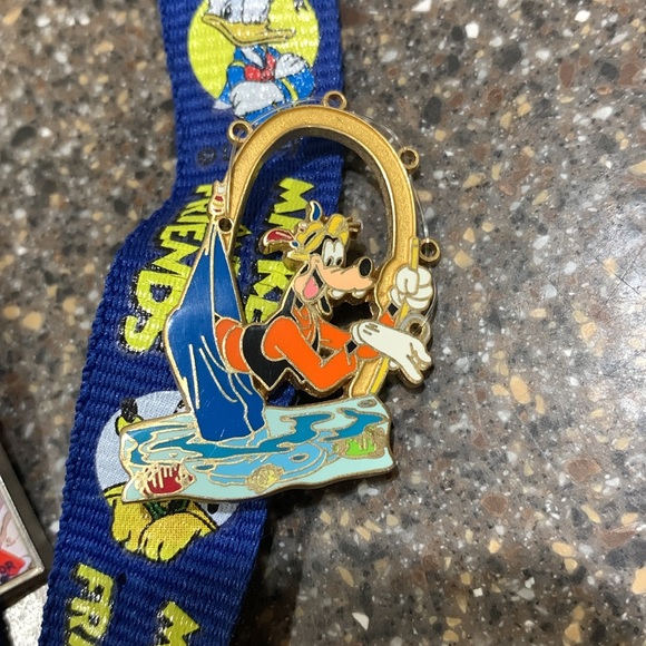 EUC Disney Mickey & Friends lanyard with zip wallet and two goofy pins! - Picture 5 of 5